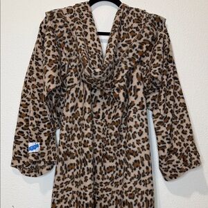 Leopard print Snuggie ultimate lounge blanket! ✨ (77x62)